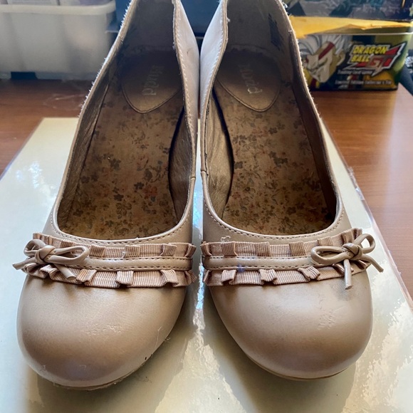 Mudd Nude Pumps - Picture 3 of 10